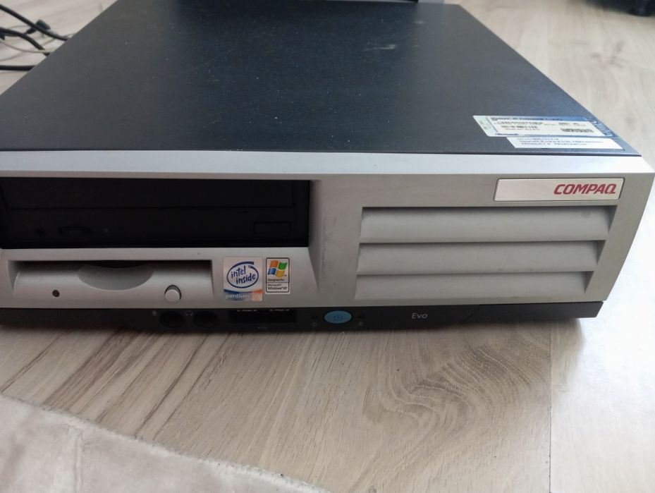 Zestaw Retro Komputer Compaq Evo + Monitor ViewSonic VX500 | Windows XP