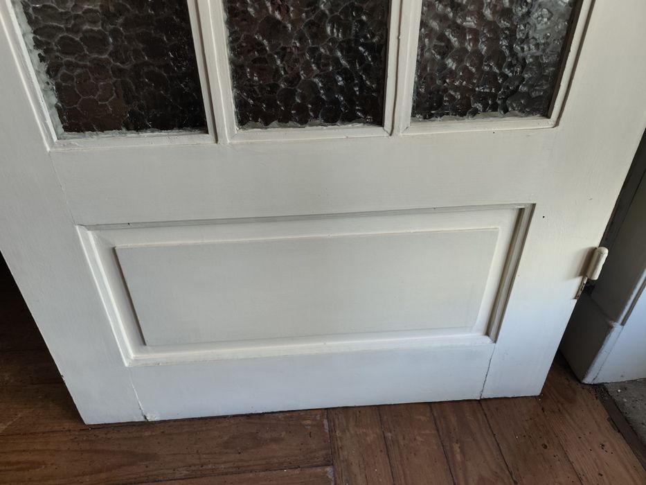 Selling solid pine doors.447123765457080324
