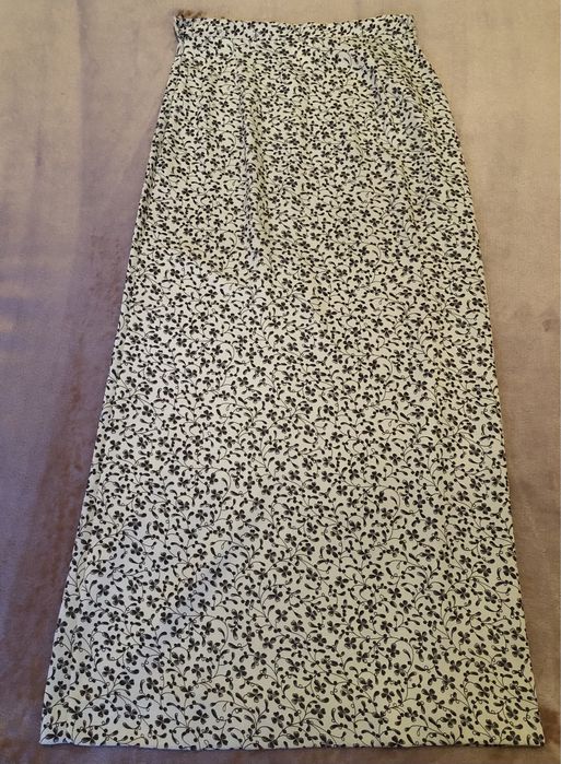 Saia bege às flores da Globe