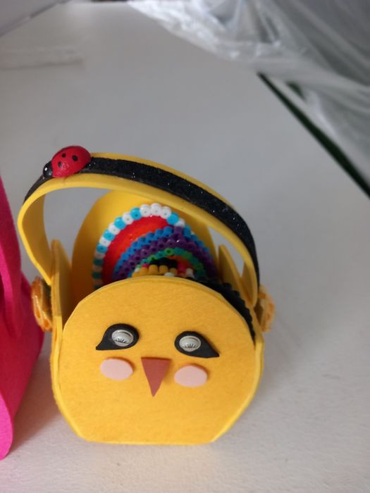 Cesto de coelhinhos de Páscoa e pratos