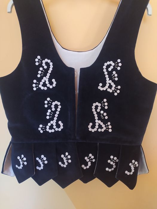 Gorset granatowy z białymi cekinami.