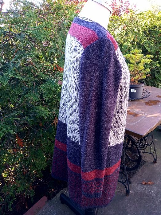 piękny płaszczyk sweterek łączone kolory i wzory