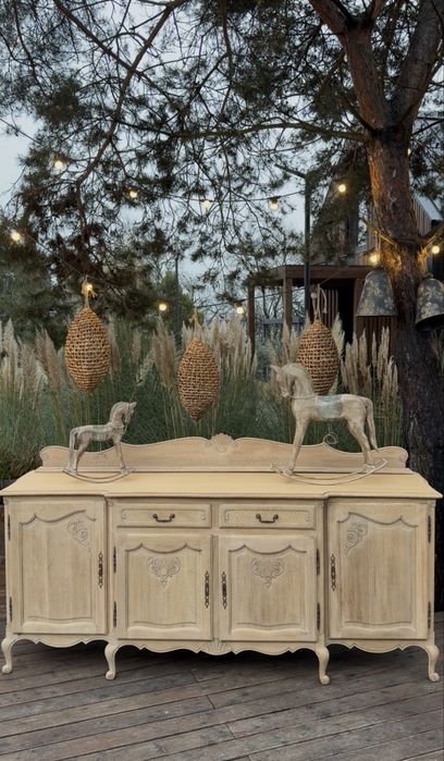 Ludwikowska komoda w stanie surowym