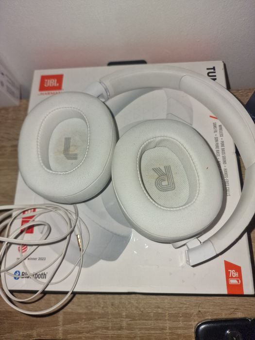 Jbl tune 720bt com pouco mais de 20 horas de uso