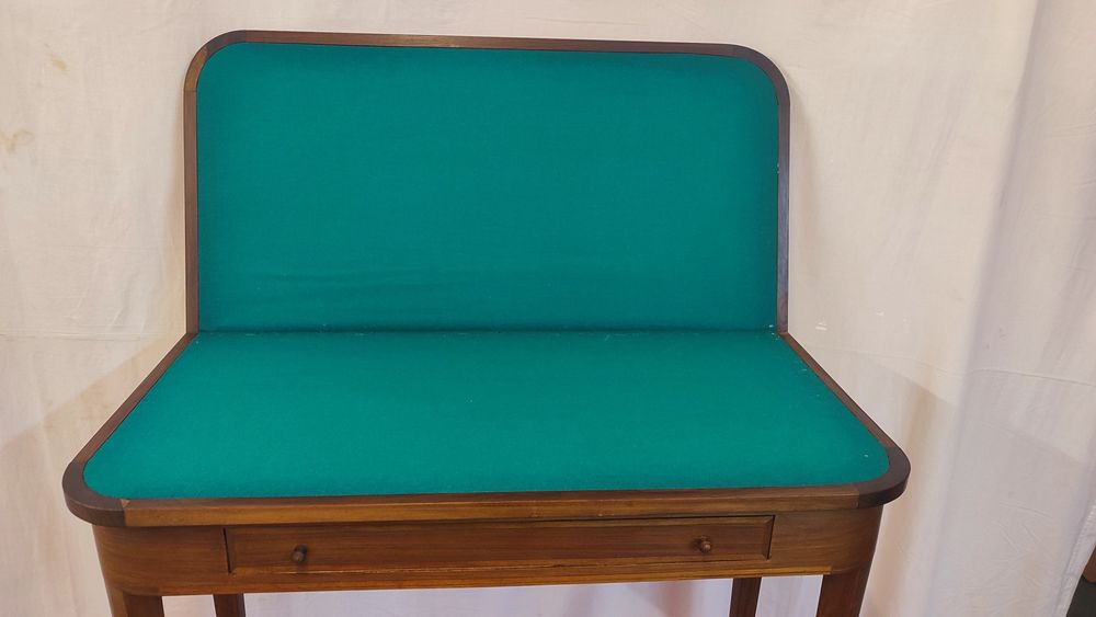 Mesa de jogo com gaveta