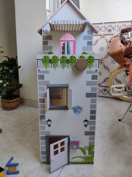 Casa de bonecas madeira