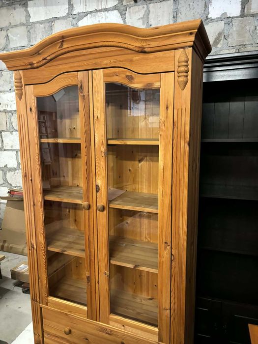 Sosnowa witryna w stylu rustykalnym