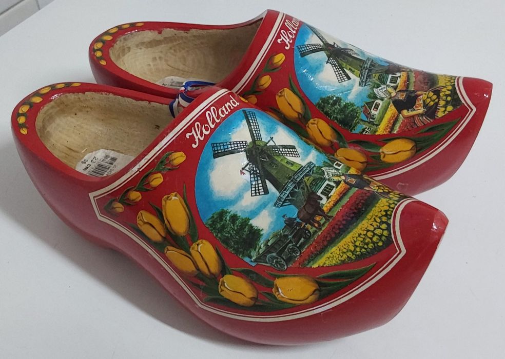 SAPATOS,TAMANCOS,SOCAS HOLANDESAS ANTIGAS.Casa,Colecção,Quarto,Rua.