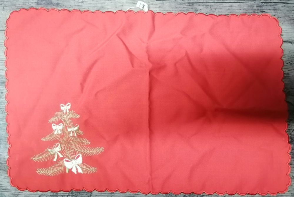 Várias toalhas bordadas vermelha, branca, rosa