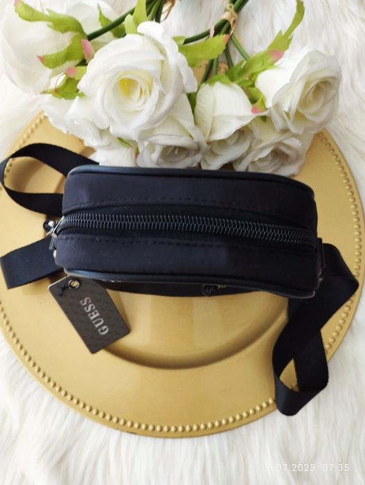 Listonoszka firmy GUESS.