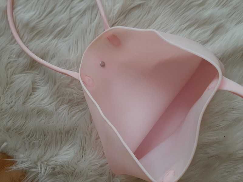 Gumowa różowa torebka na ramię