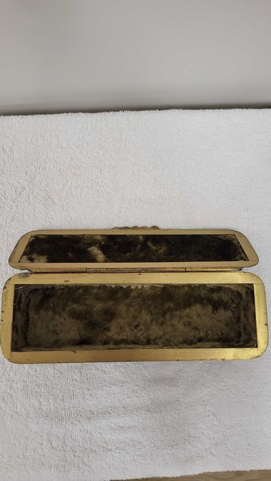 Mosiężna szkatułka z II polowy XIXw