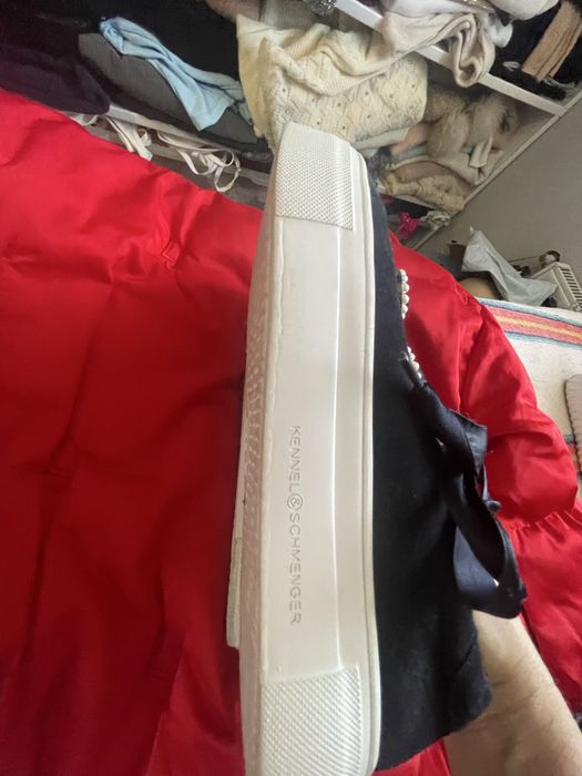 Adidasy z perelkami kennenl&schmenger