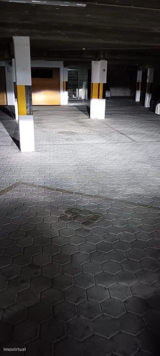 Lugar Garagem  Em Alvor Junto Pastelaria Suiça