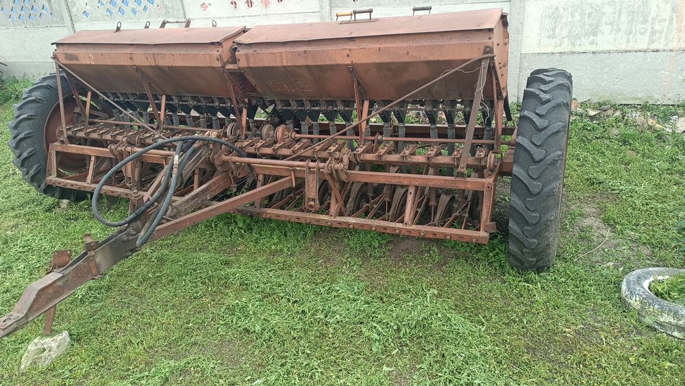 Сіялка зернова в робочому стані