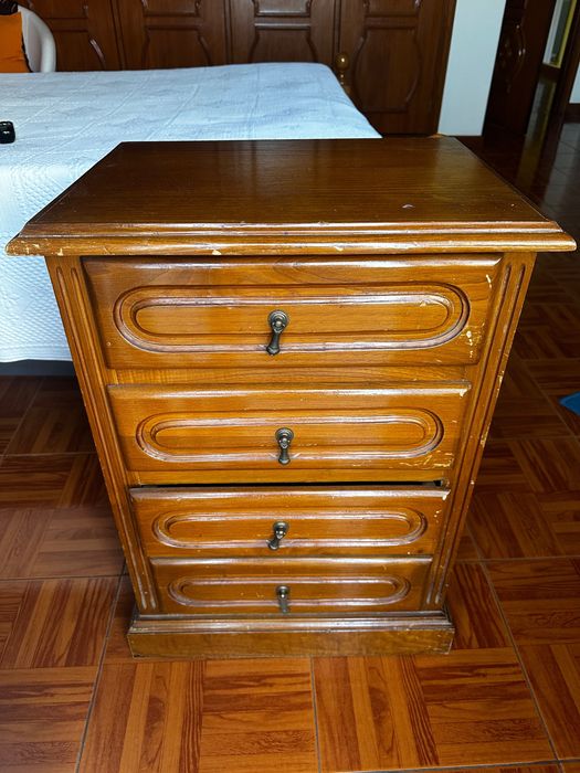 Quarto de Casal Completo: Cama 130x 190 + Colchão + Estrado + 2 Mesinhas (C/ Entrega)