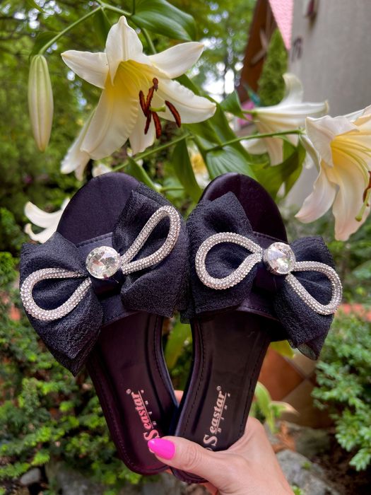 Piękne klapki z  błyszczącymi kokardami z cyrkonią