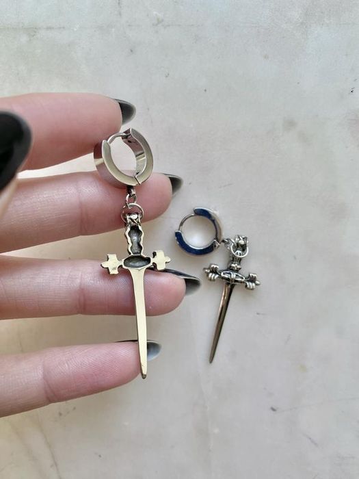 Сережки мечі клинки ножі лицар середньовіччя кольчуга