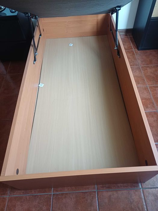 Cama de solteiro com arrumações