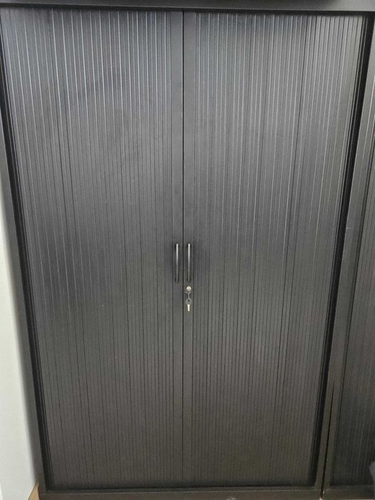 Armário  alto (marca Rall) com portas de persiana