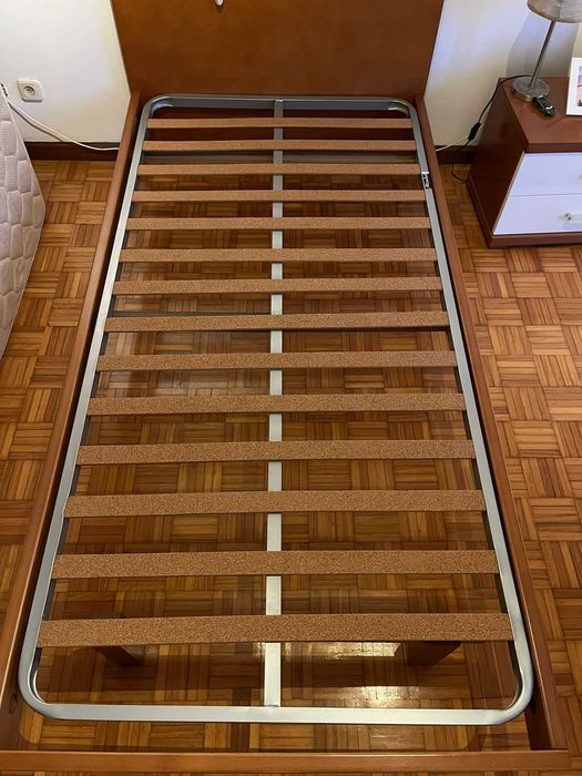 Cama + Mesa de Cabeceira