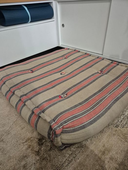 Dois puffs em ótimo estado, confortáveis e com tecidos resistentes.