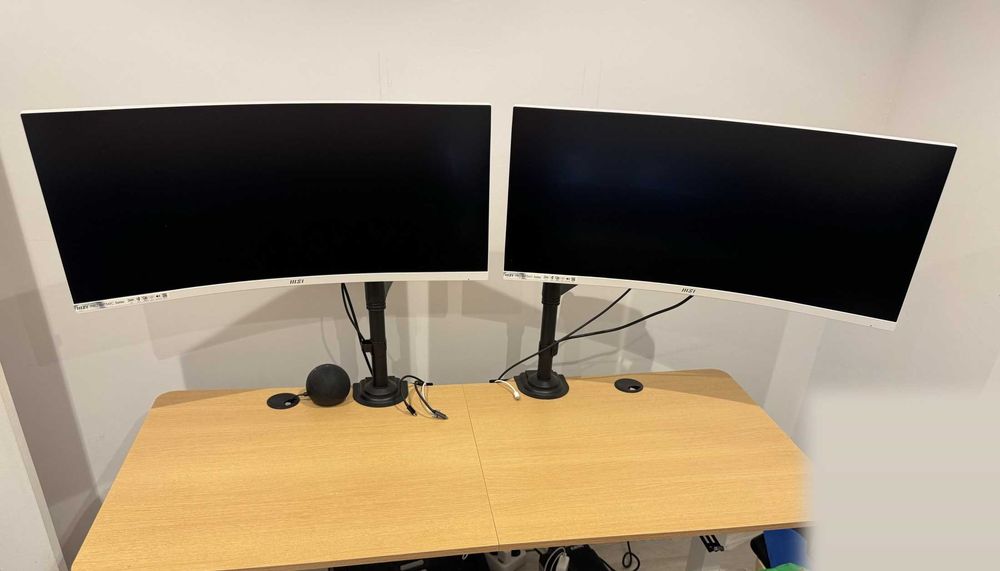 Oportunidade!!! Setup secretária 140x60cm + 2 monitores MSI usado 5 meses!