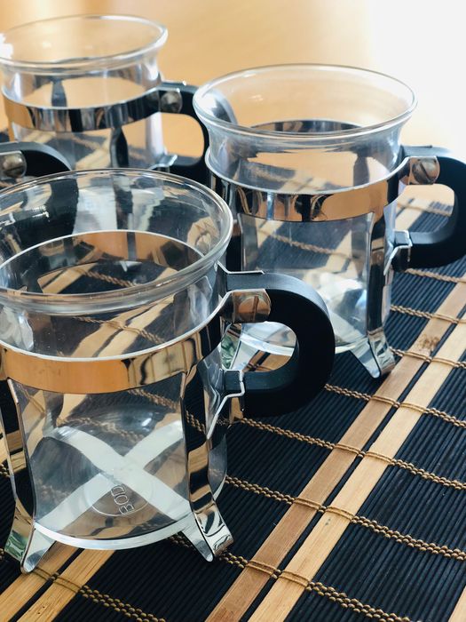 Conjunto de Chávenas de chá ou café, com leiteira