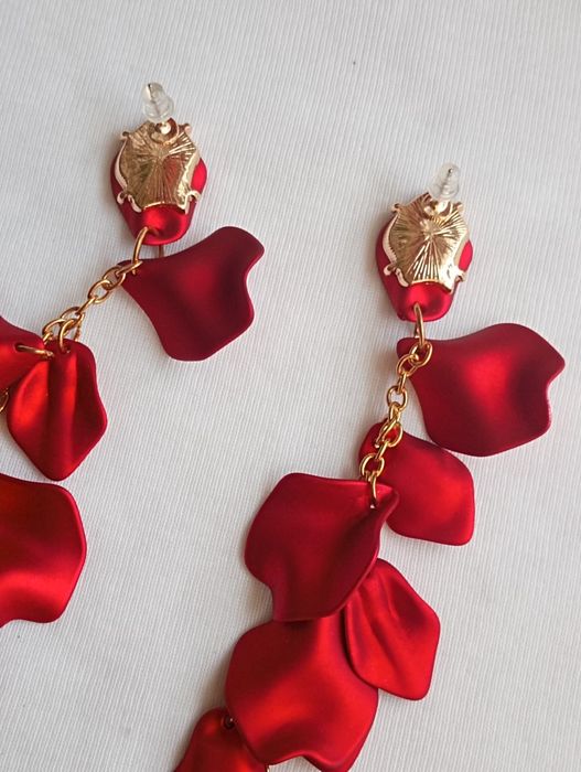 Długie kolczyki płatki czerwone
