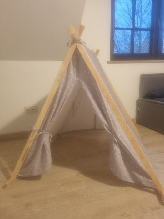 Namiot na drewnianym stelażu