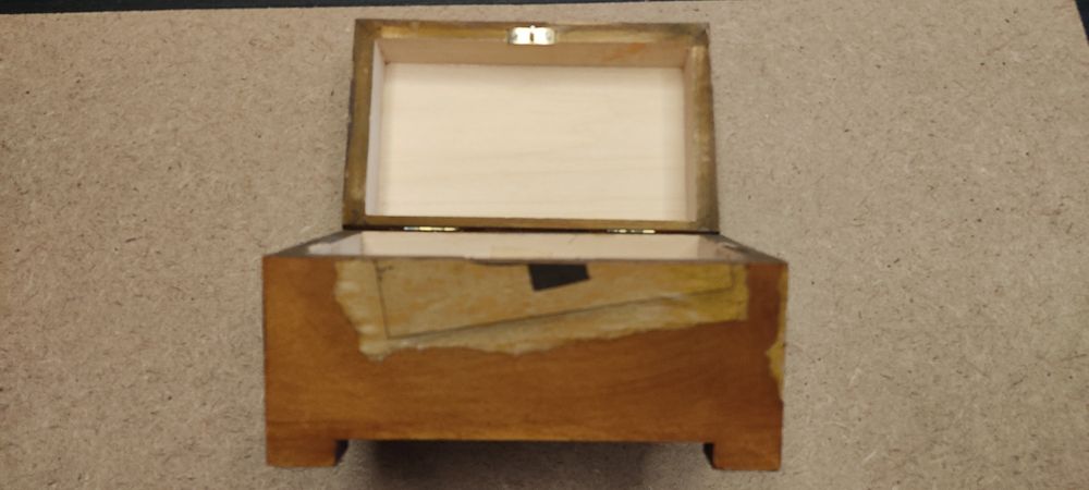 Caixa em madeira antiga