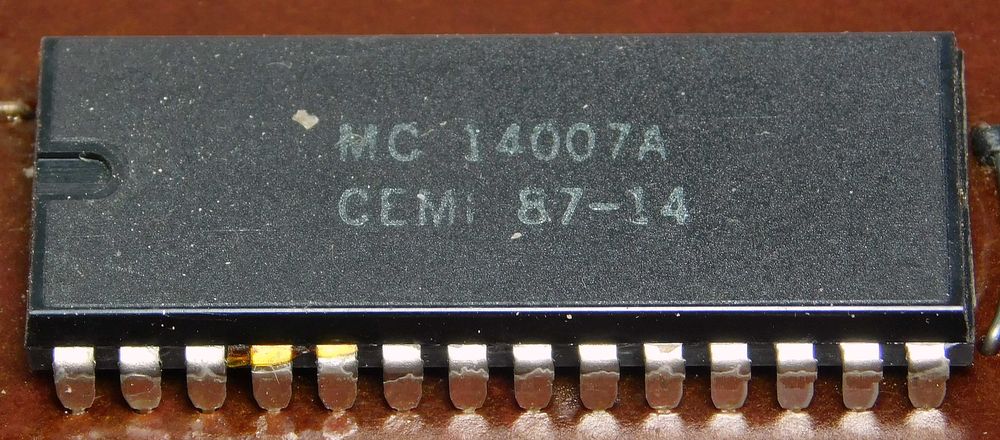 Układ scalony MC14007A z Kalkulatora Elwro [097]2