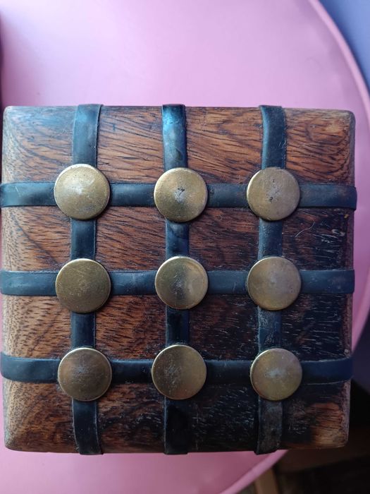 Conjunto de 2 caixas artesanais decorativas de madeira e metal