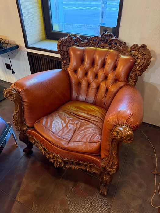 Винтажный комплект: кресло и диван в классическом стиле