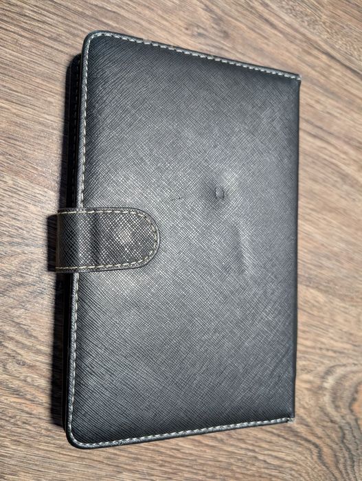 Планшет з клавіатурою-чохлом