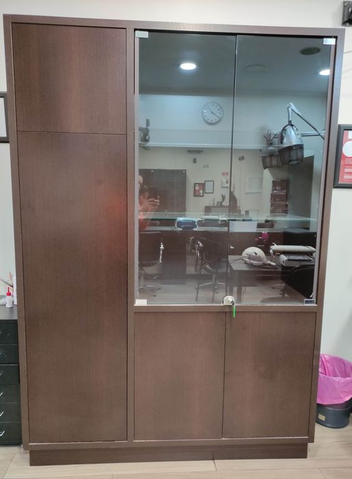 Armário expositor usado em ótimo estado.