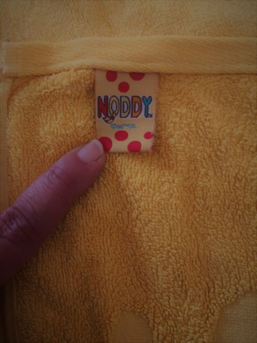 2 toalhas Noddy em excelente estado. Cor amarelo canário.