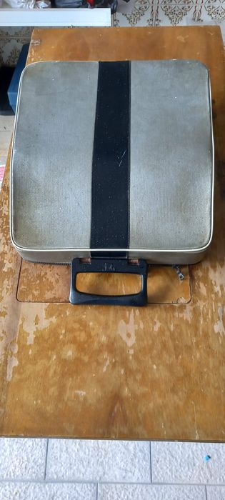 Maquina de escrever antiga original marca olivett