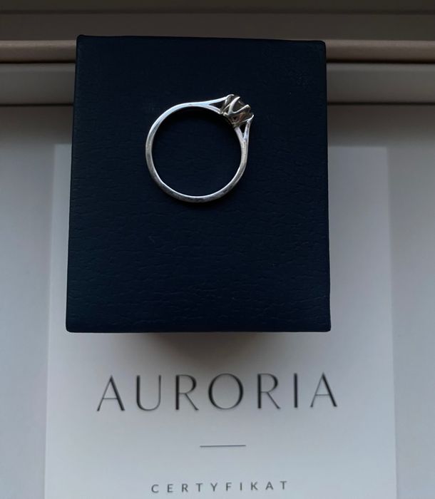 Pierścionek zaręczynowy z diamentem 0,30ct - białe złoto