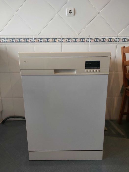 Vende-se máquina de lavar loiça usada - Funcional, porém com desgaste na grelha interna.