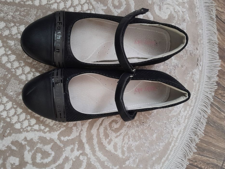 Чорні туфельки для дівчинки