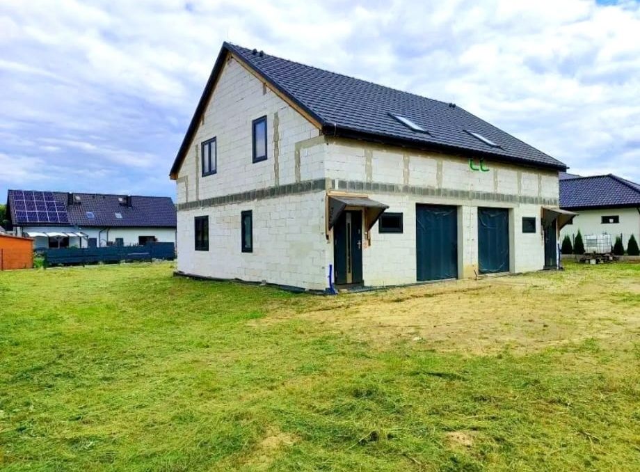 Bliźniak na sprzedaż. Komfortowy ekonomiczny dom w spokojnej okolicy.