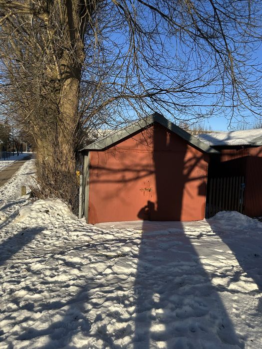 Sprzedam garaż blaszany z miejscem parkingowym.Wymiary 3X5 metrów