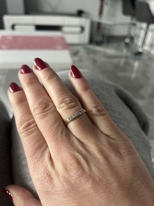 Pierscionek z brynatami