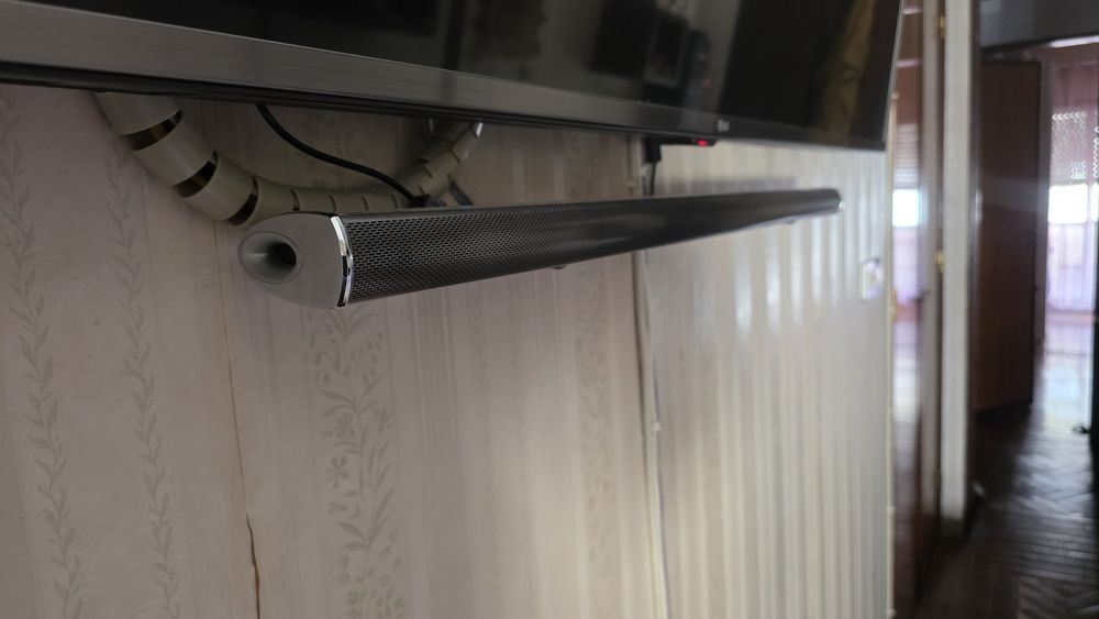 Sistema de som LG (barra e subwoofer)
