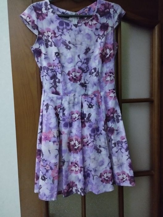 Сукні літні, светри.