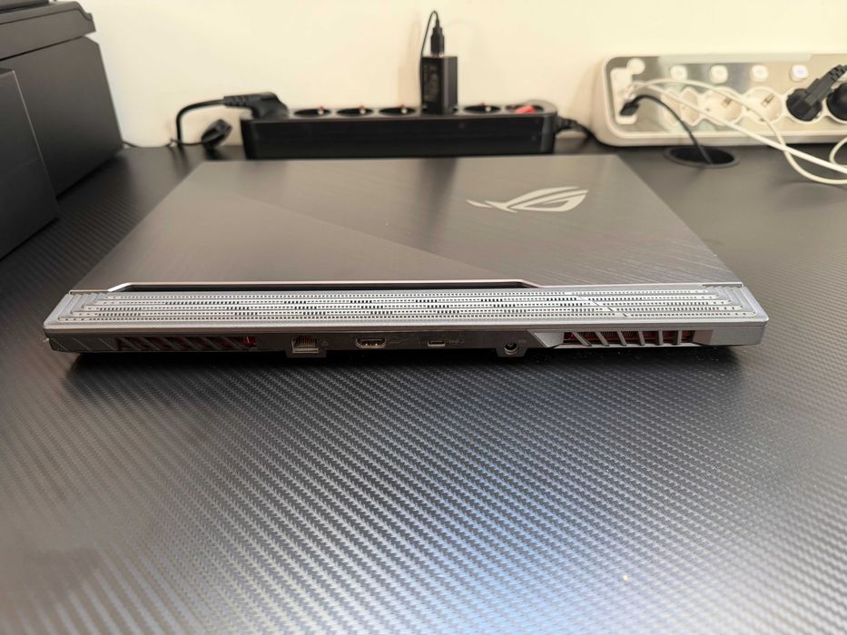 ASUS ROG Strix SCAR III i7 / 32GB / RTX 2070 / 1TB SSD / 240Hz