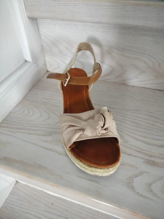 Sandały na koturnie 38