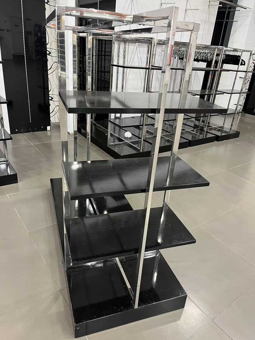 Estante metálica, adequada para uso em armazéns.