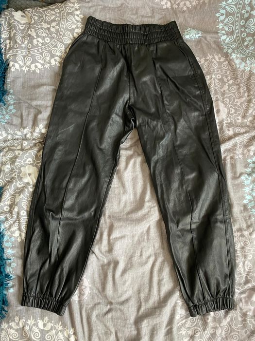 Skórzane joggery, Bershka